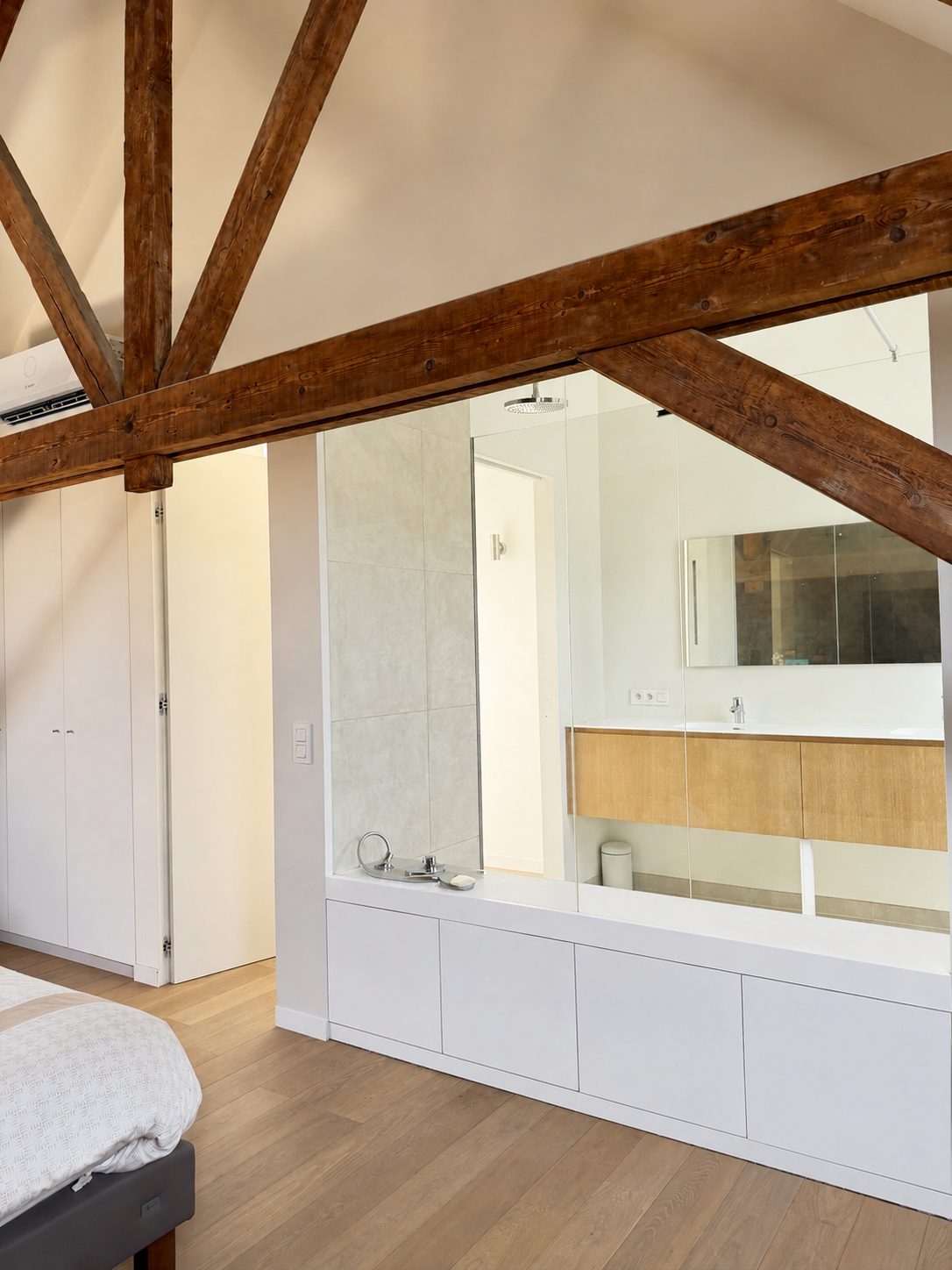 Masterbedroom met open badkamer