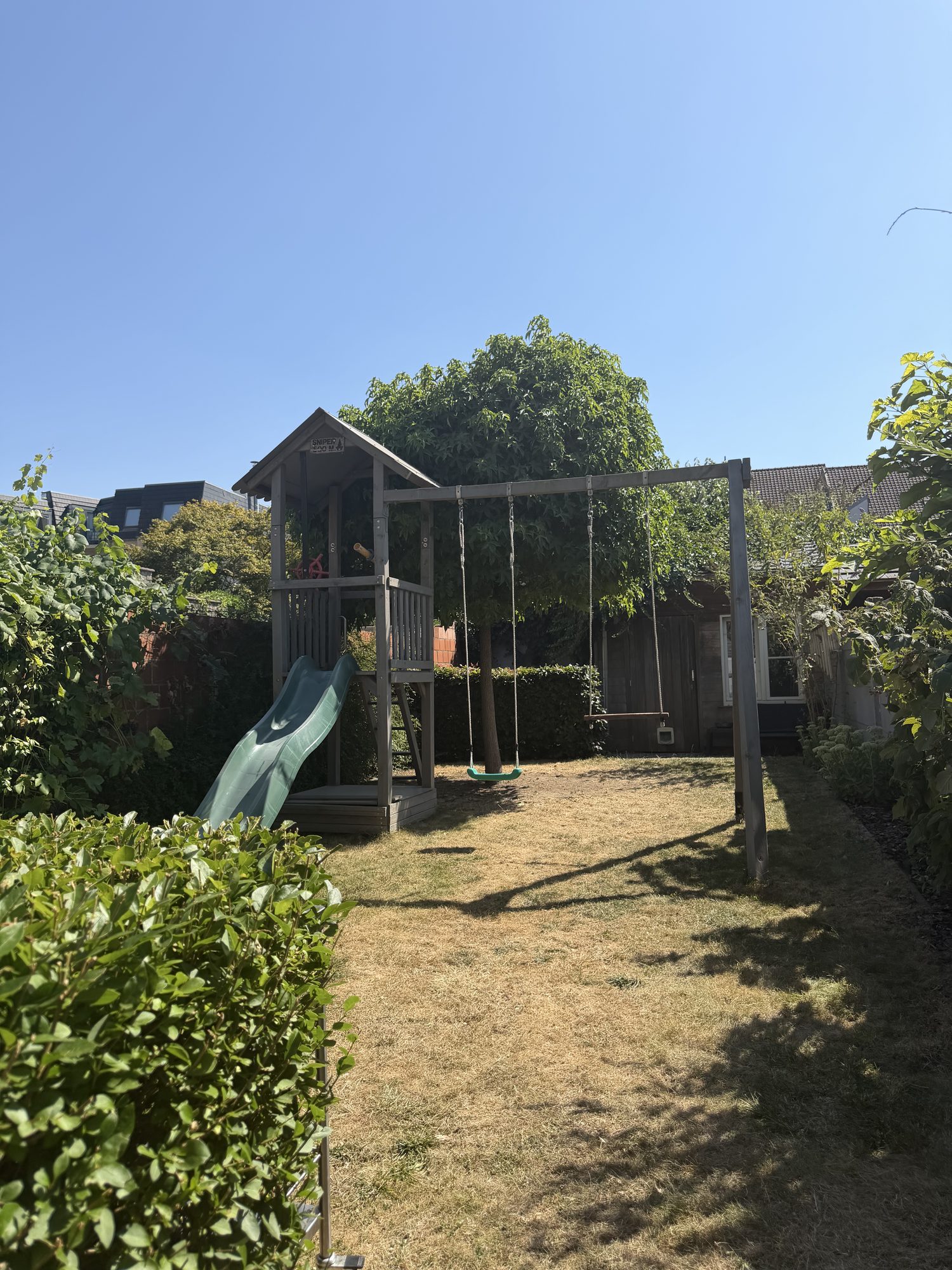 Zuidgerichte tuin met schommel